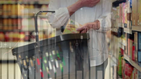 animación de datos financieros sobre la sección media de una mujer caucásica mayor que compra en el mercado