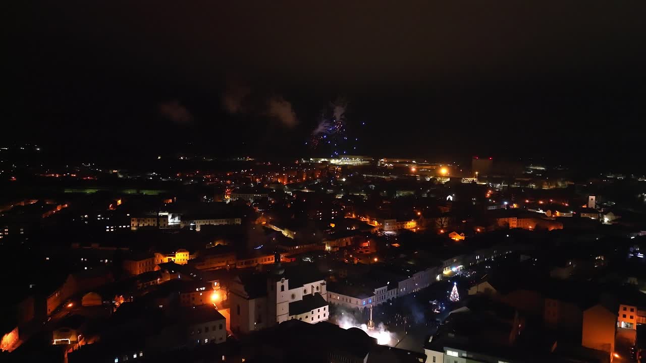 다채로운 불빛이 도시 하늘을 비추고 불꽃놀이가 밤을 빛나게 합니다.