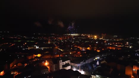 ráfagas de luces coloridas iluminan el cielo de la ciudad mientras los fuegos artificiales deslumbran la noche