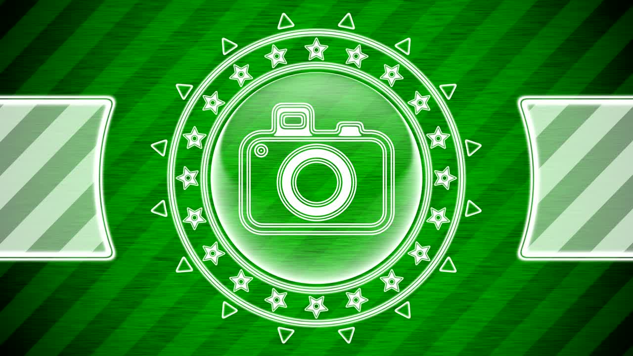 원 모양의 카메라 아이콘과 녹색 줄무 배경.