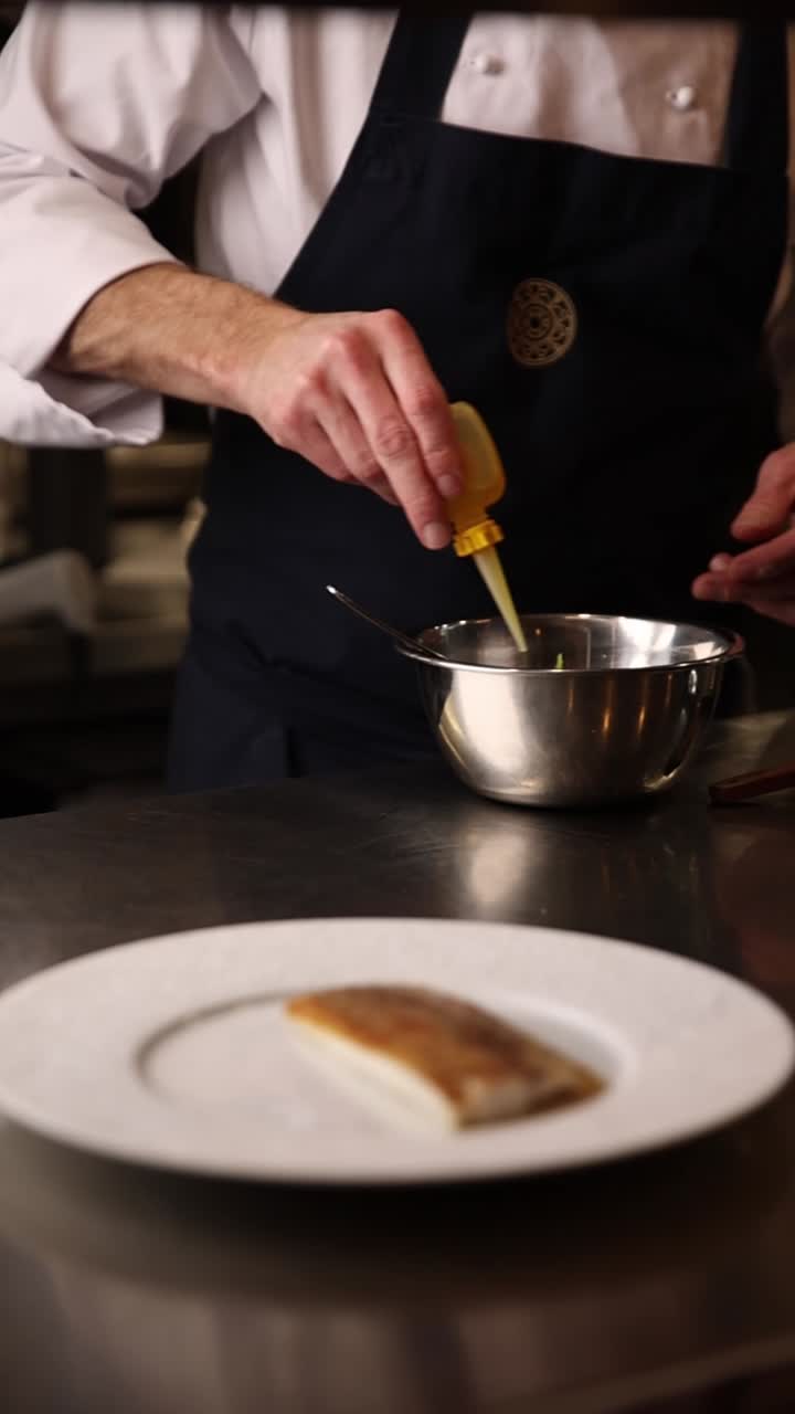 Chef che prepara un piatto gourmet