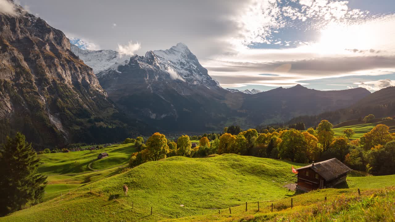 Timelapse di nuvole lenticolari di fronte al monte Eiger a Grindelwald nelle Alpi svizzere