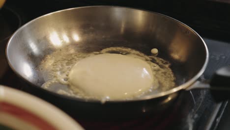 Pfannkuchenteig-Steigt-Langsam-In-Einer-Heißen-Pfanne-Auf---Nahaufnahme