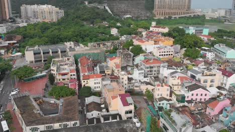 Drone-Aéreo-Disparado-Sobre-La-Inclinación-Del-Casco-Antiguo-Revelar,-Macao,-Pueblo-De-Taipa