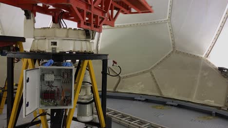 el funcionamiento interno de una antena de radar girando