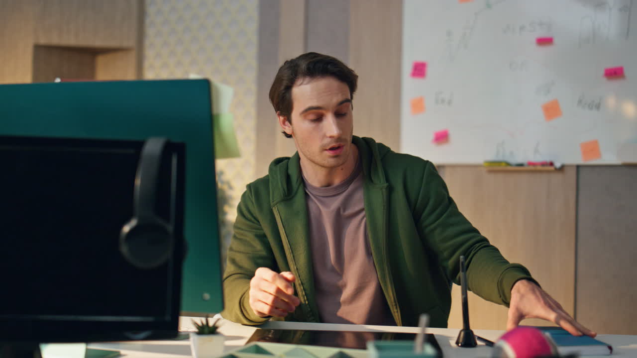 편안한 전문 인사 화면 비디오 통화에서 컴퓨터. 노트북을 열어 사람