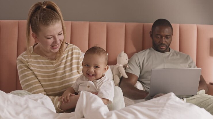 Madre con bambino piccolo e padre a letto