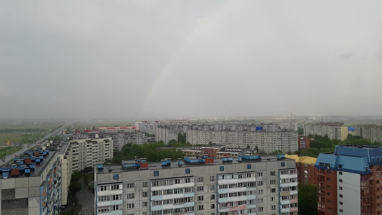 lluviando en la ciudad. arco iris al aire libre.