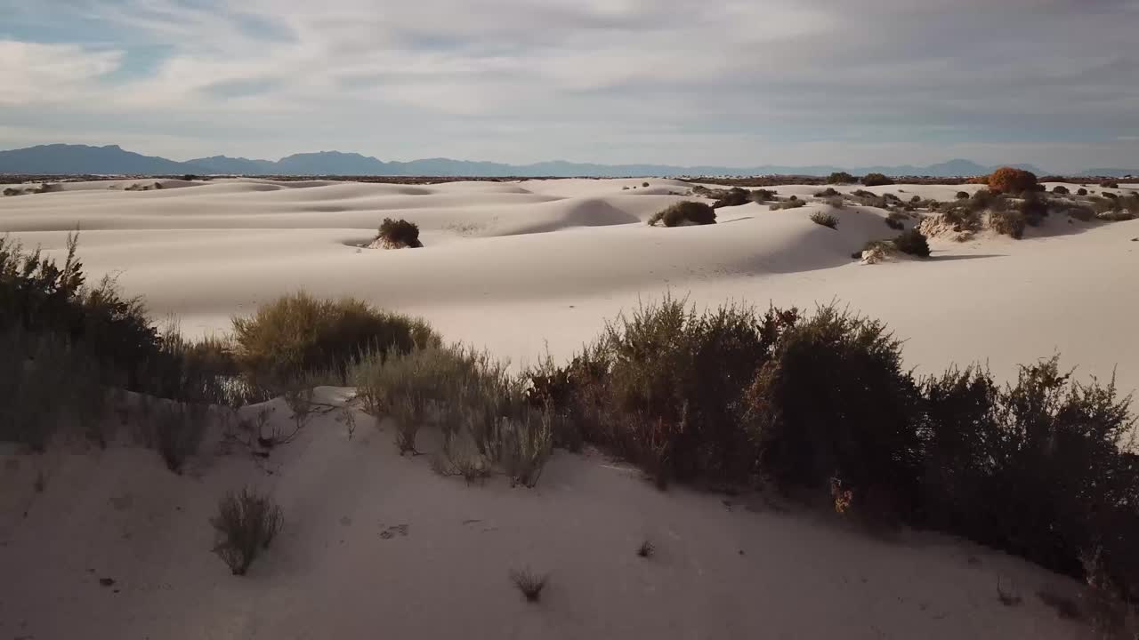 aéreo sobre el desierto en el monumento nacional de arenas blancas en nuevo méxico 1
