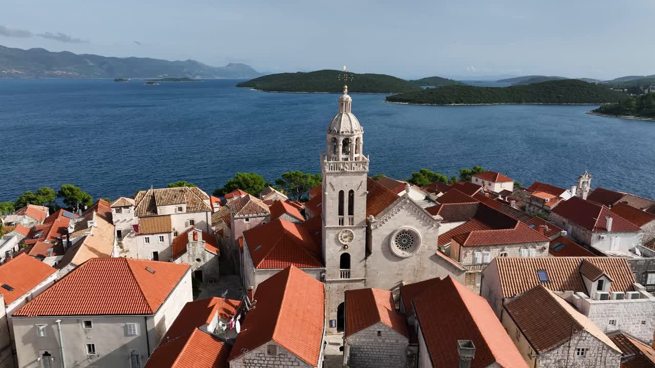 크로아티아 코르라 섬의 대성당과 해안 건물, 공중