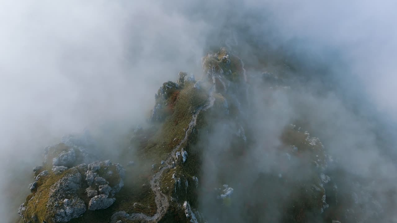 nubes sobre la montaña resegone de los alpes italianos en el norte de italia