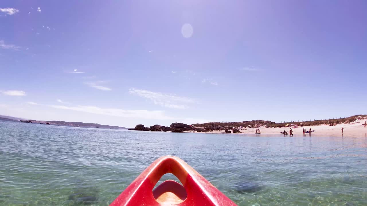 갈리시아의 화창한 여름날 아레소 섬으로의 카약 모험