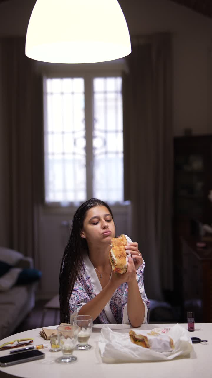mujer comiendo un sándwich en casa