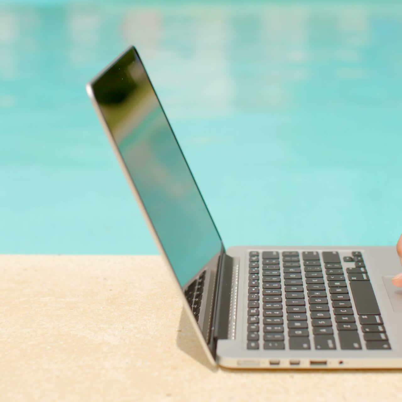 그녀의 노트북 컴퓨터를 사용하는 여자