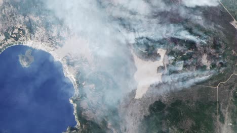 vista aérea del humo de los incendios forestales visto desde el espacio