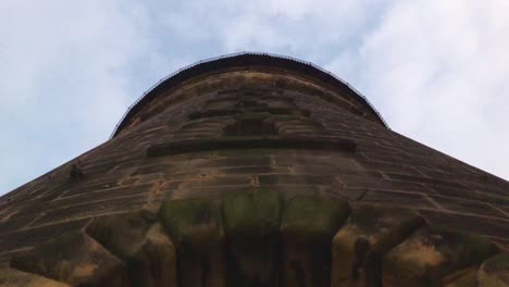 vista de cerca pasando por debajo de una torre en el castillo de nuremberg, baviera, alemania