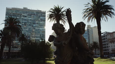 Brunnen-Bei-Sonnenuntergang-Auf-Dem-Platz.-Uruguay,-Montevideo