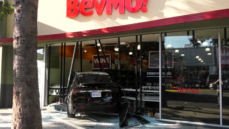 accidente automovilístico en tienda local