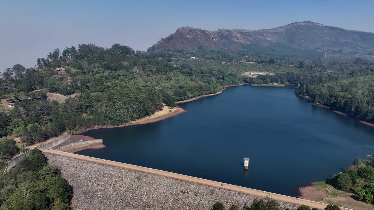 vista aérea de la presa y el embalse de mulunguzi en la ciudad de zomba, malawi.