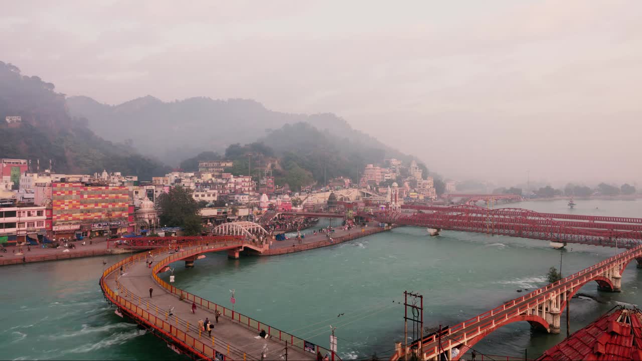 Timelapse de la multitud y el sagrado río Ganges en los Ghats de Har Ki Pauri en Haridwar, India.