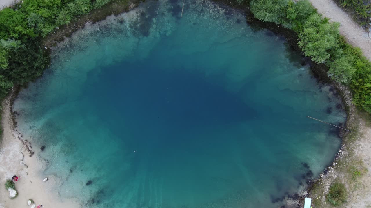 gente haciendo un picnic en el río cetina, también conocido como el ojo de la tierra, un manantial cárstico en las estribaciones de las montañas dinara, croacia