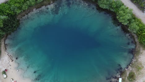 Gente-Haciendo-Un-Picnic-En-El-Manantial-Del-Río-Cetina,-También-Conocido-Como-Ojo-De-La-Tierra,-Un-Manantial-Kárstico-En-Las-Estribaciones-De-Las-Montañas-De-Dinara,-Croacia