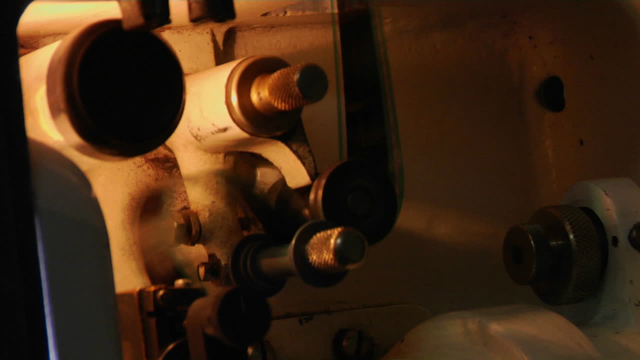 필름은 프로젝터를 통해 빠르게 스풀됩니다.