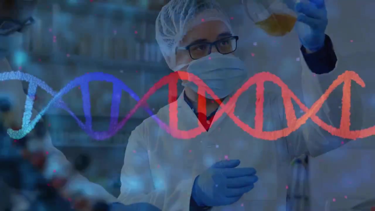 Scienziato che tiene una fiaschetta, indossa DPI e solleva un liquido ambrato verso la luce in laboratorio, con sovrapposizione di elica di DNA.