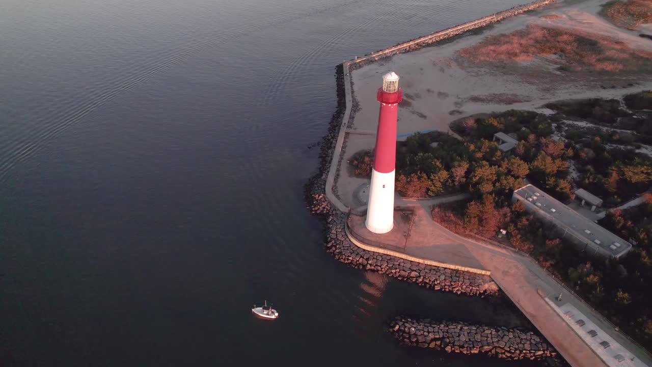 vista aérea de drones del faro de barnegat que revela la isla de long beach en el fondo