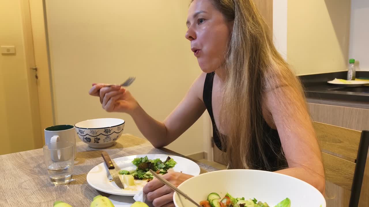 mujer comiendo ensalada