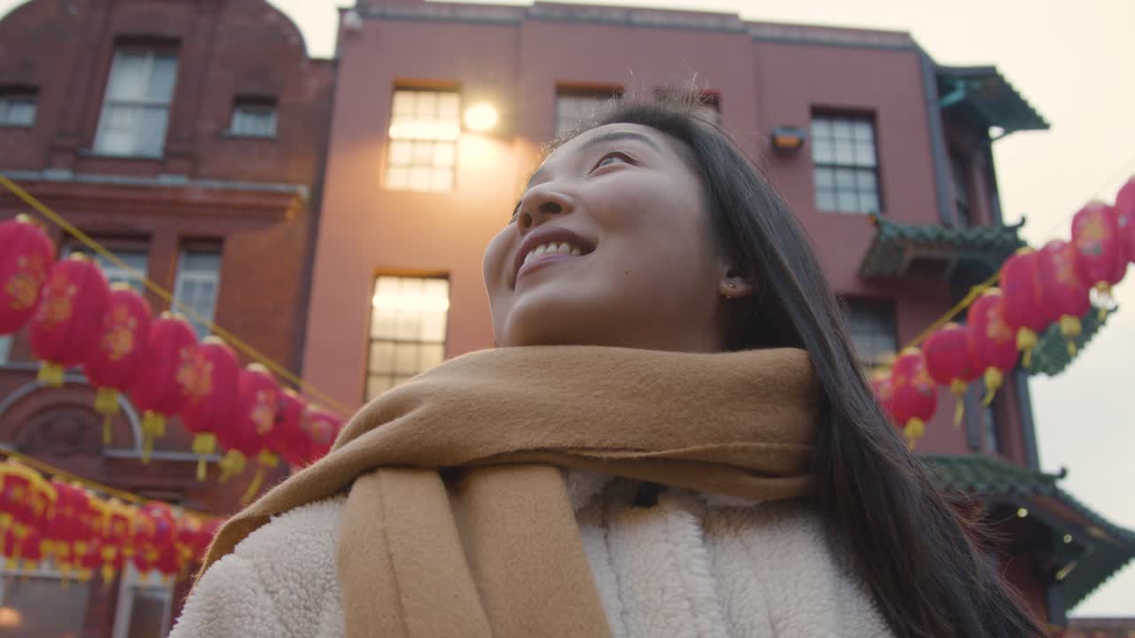 retrato de una joven asiática sonriente visitando el barrio chino en londres, reino unido 1