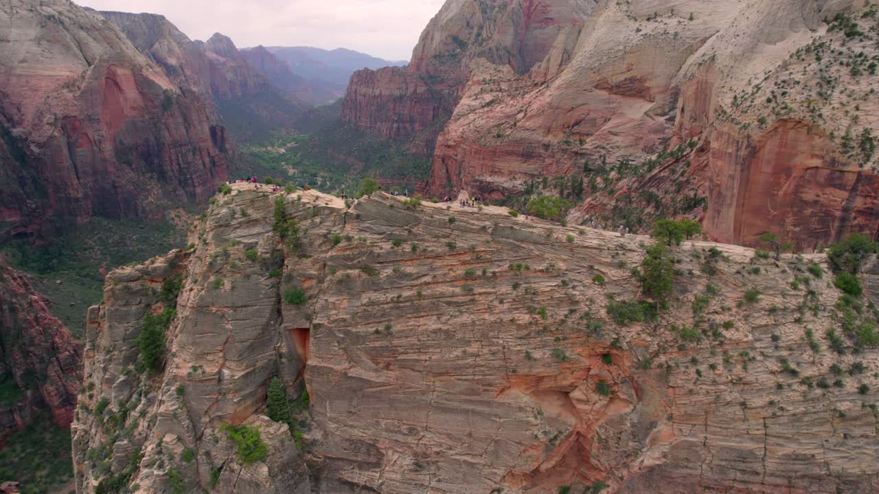 미국 유타 자이언 국립 공원에 상륙하는 천사들의 공중 4k 영상