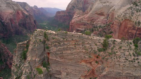 imágenes aéreas de 4k de ángeles aterrizando en el parque nacional zion, utah, estados unidos