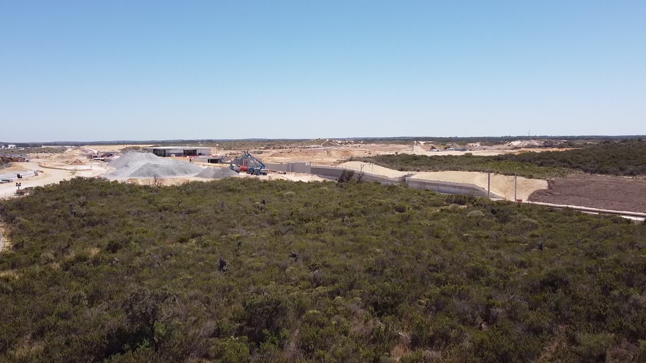 새로운 알키모스 기차역 건설 현장을 공개하기 위해 아올라, 퍼스