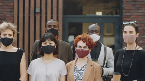 Retrato-De-Un-Equipo-De-Negocios-Diverso-Con-Máscaras-Al-Aire-Libre