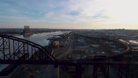 Vista-Aérea-Del-Río-Mississippi,-El-Puente-Macarthur-Y-La-Milla-Mural-En-St