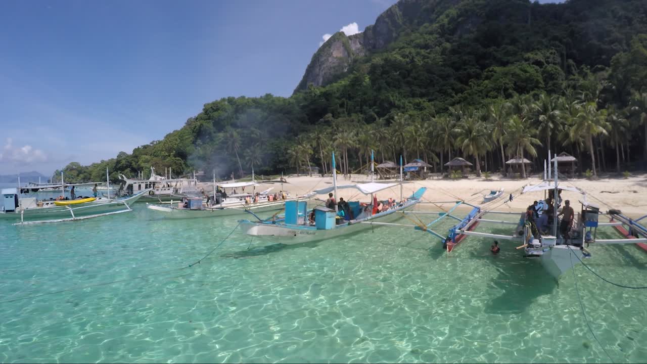 해변 근처의 엘니도 투어 보트
