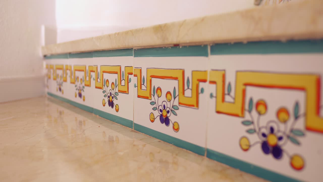 detalle de azulejos de diseño cerámico para escalones en la arquitectura típica española