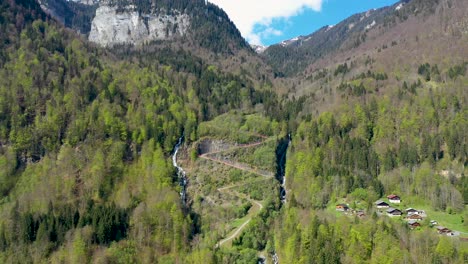 impresionantes imágenes de drones de montañas alpinas, bosques y cascadas