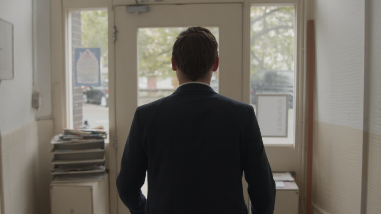 젊은 남자가 출발하기 전에 의상을 정리하고 있다