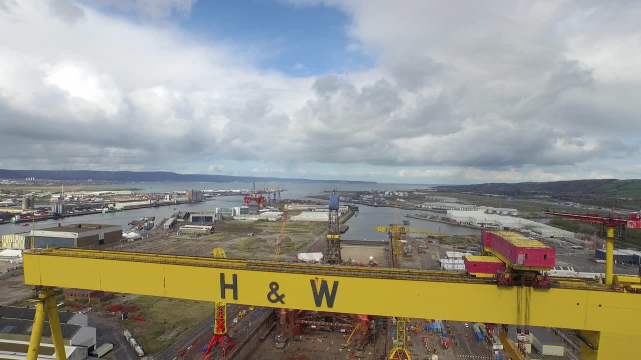 vistas aéreas de las grúas harland y wolff, samson y goliat, en belfast, irlanda del norte