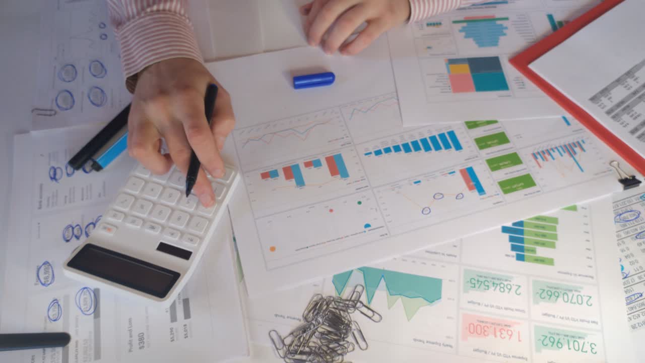 hombre de negocios analizando gráficos y gráficos de ingresos vista superior