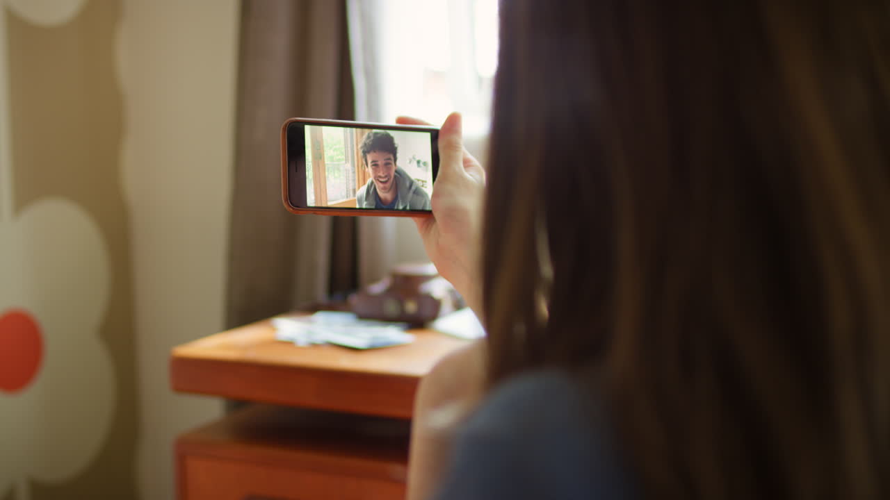 llamada de video entre una mujer y un hombre