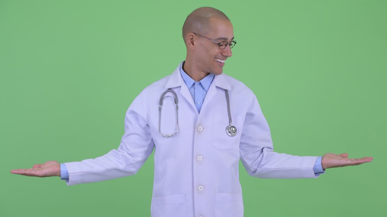 Médico multiétnico careca, bonito e feliz