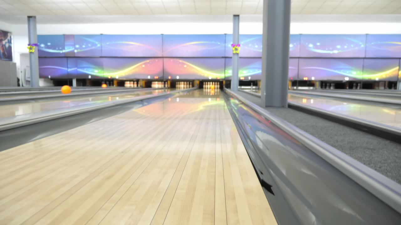 Bambino che gioca a bowling
