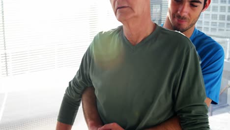 terapeuta sosteniendo al paciente atado alrededor del abdomen