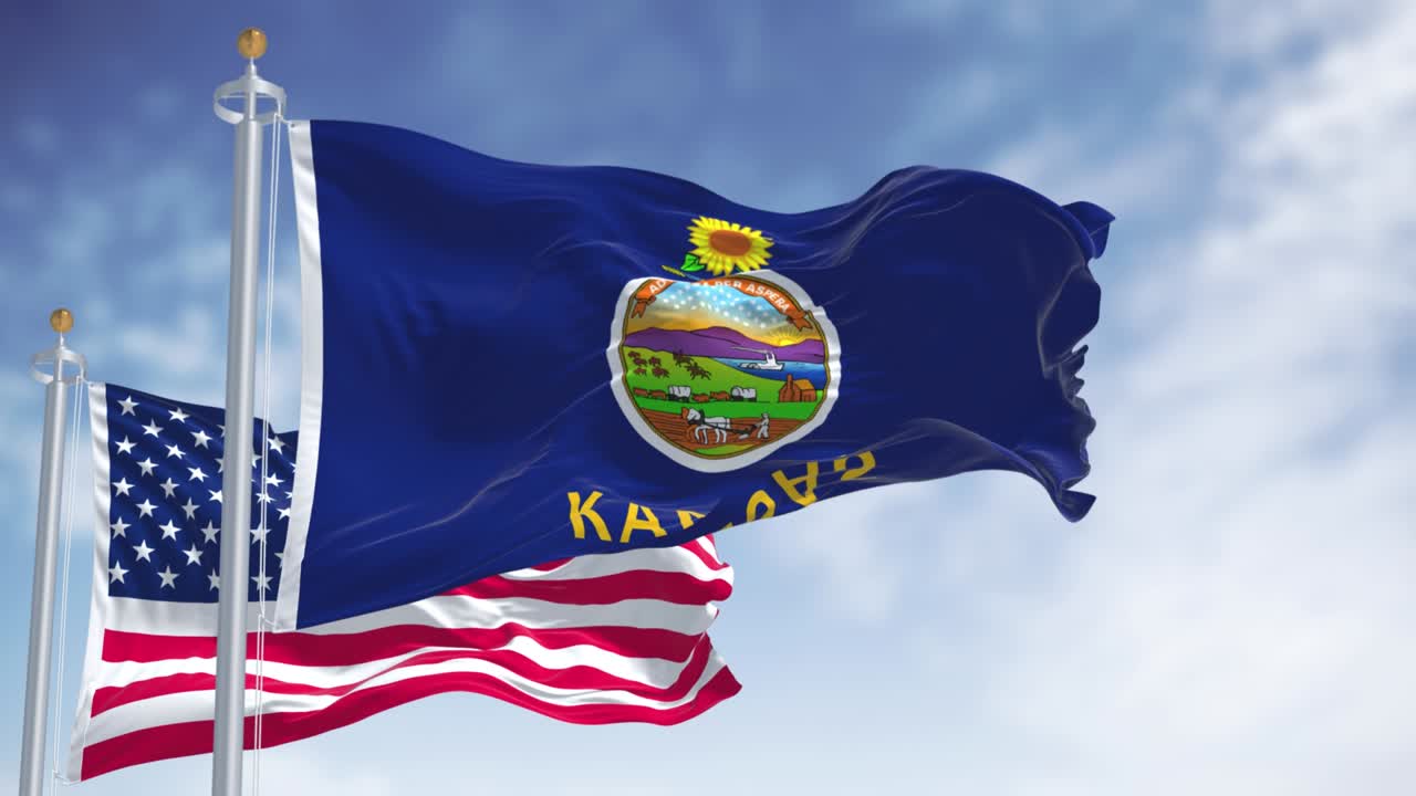 캔자스 주 발이 미국 국기와 함께 흔들리고 있다.