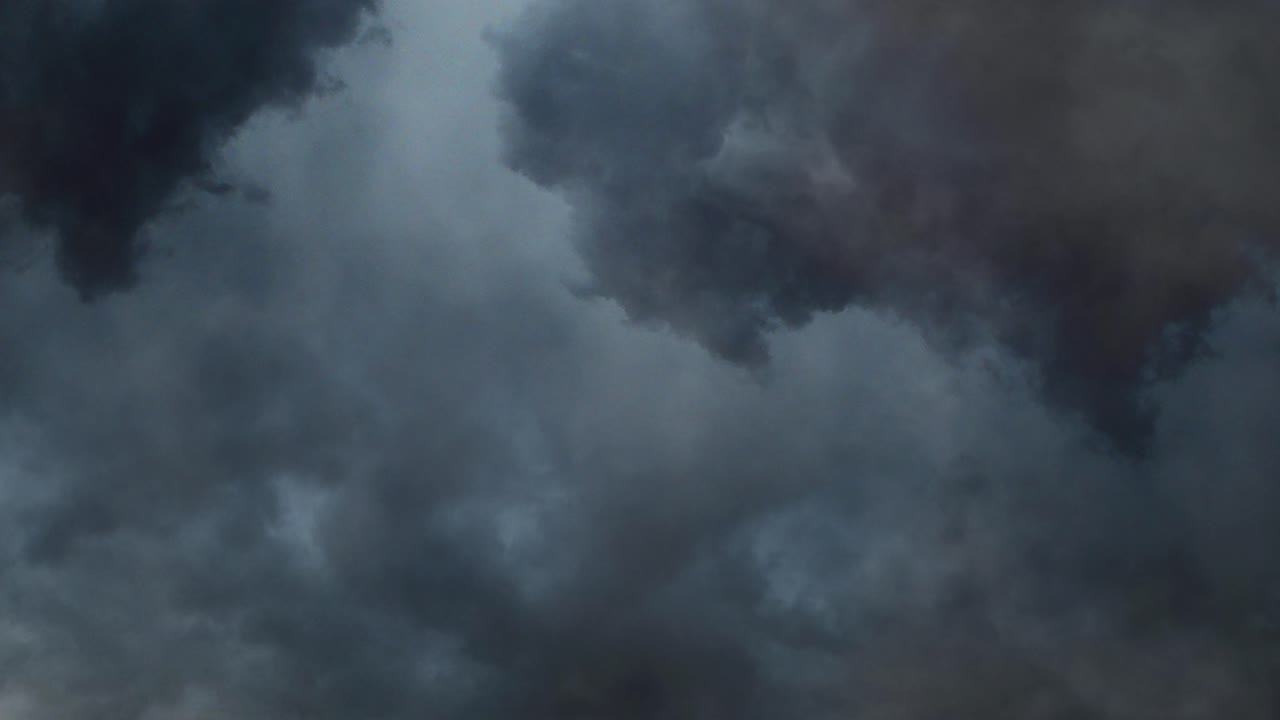 nubes oscuras y relámpagos en las nubes oscuras