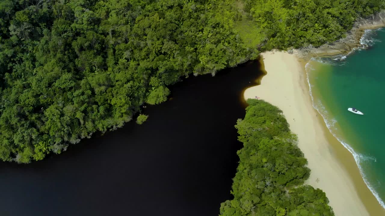하늘에서 검은 물 호수와 푸른 물 해변