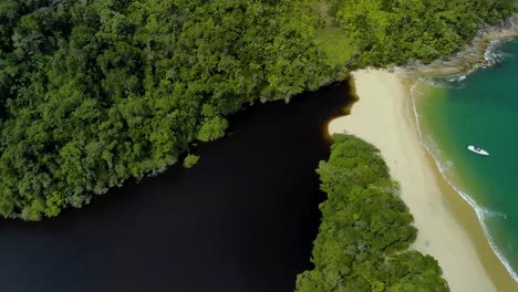 Lago-De-Agua-Negra-Y-Playa-De-Agua-Azul-Desde-El-Cielo